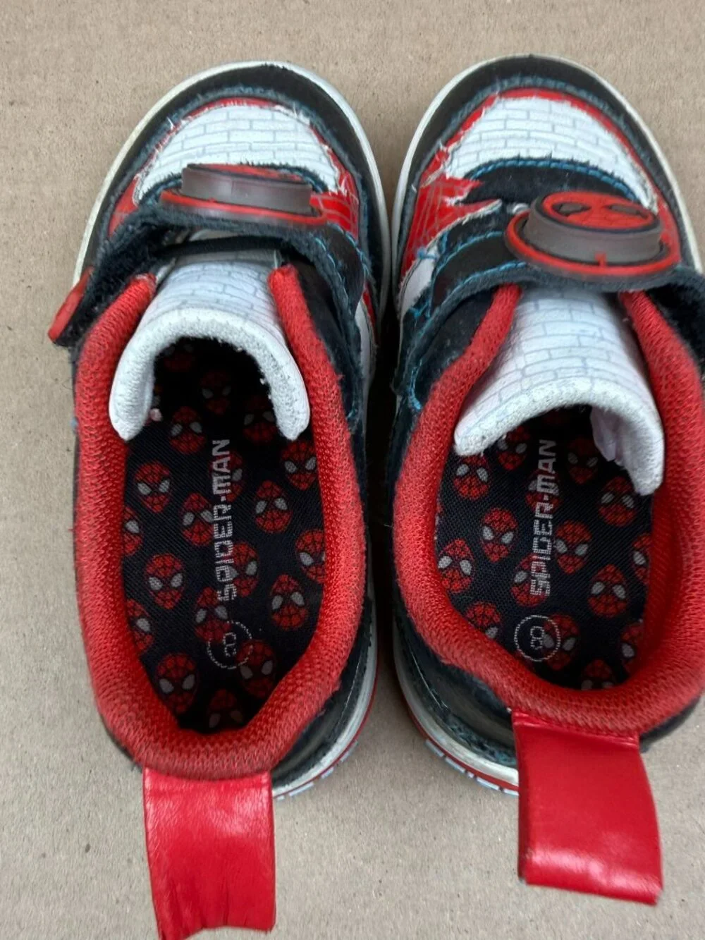Boys Marvel Spider-Man Ground Up Sneakers Size 8 Casual Athletic Needs Cleaning